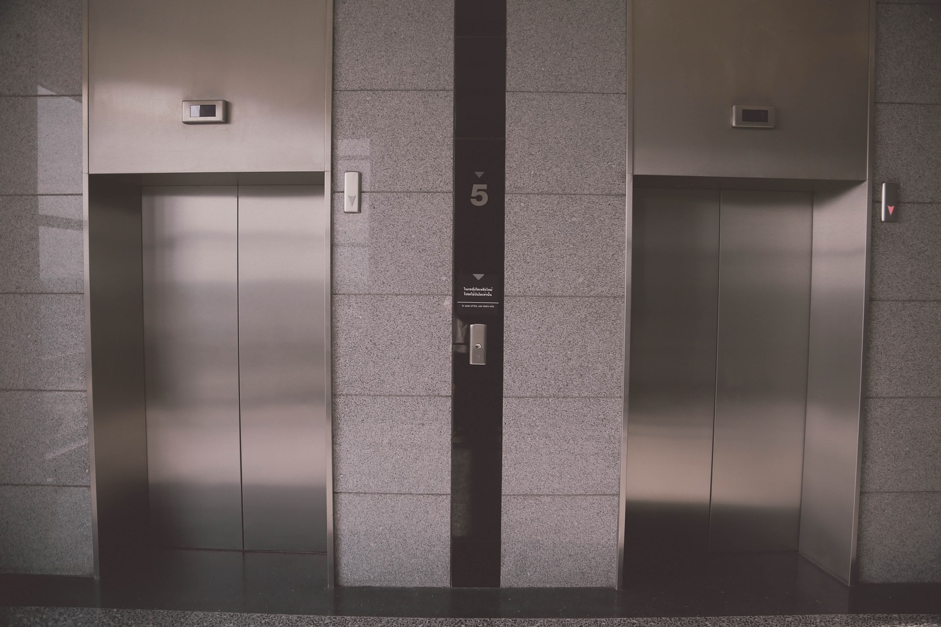 Власти простимулируют процесс замены лифтов в жилых домах