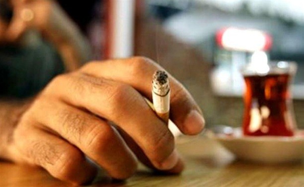 Депутаты предлагают разрешить курить в летних кафе